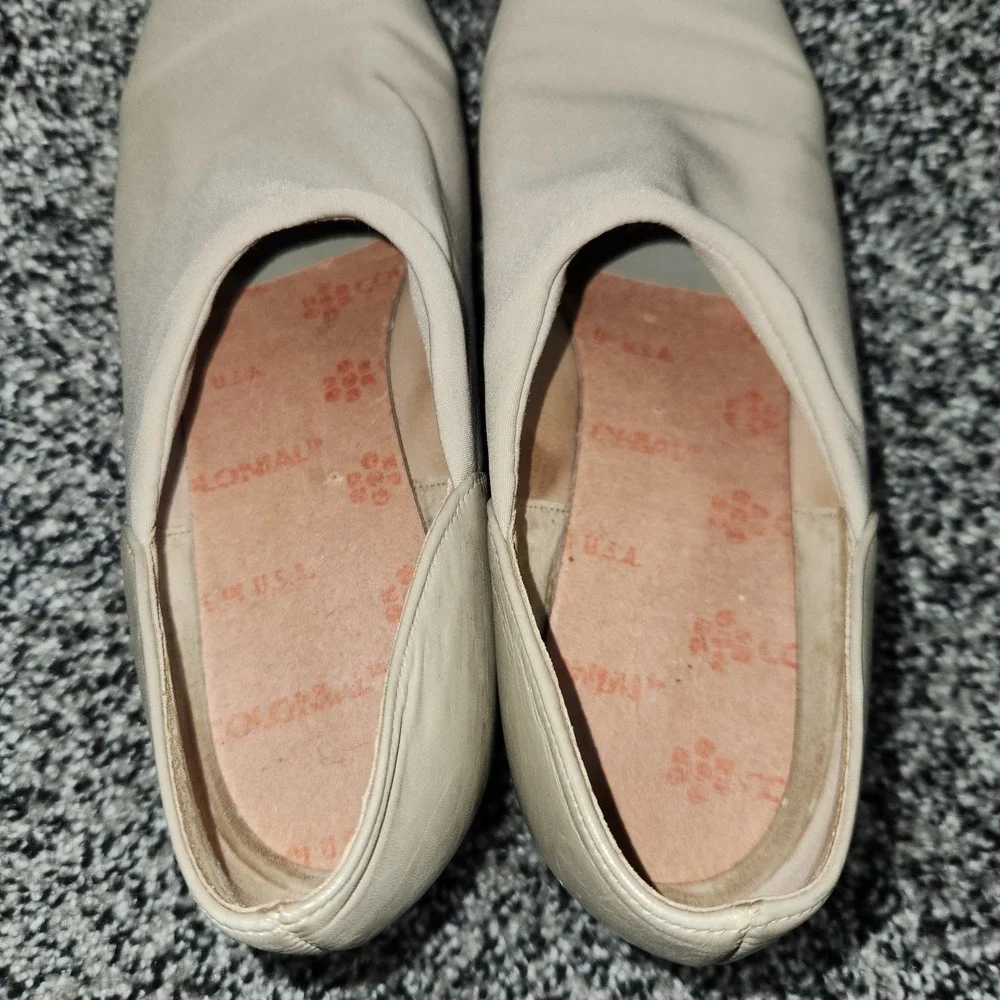 MUNRO American Cream Tan Stretch Fabric Shock-Absorbing Pump Comfort Women's 7 M